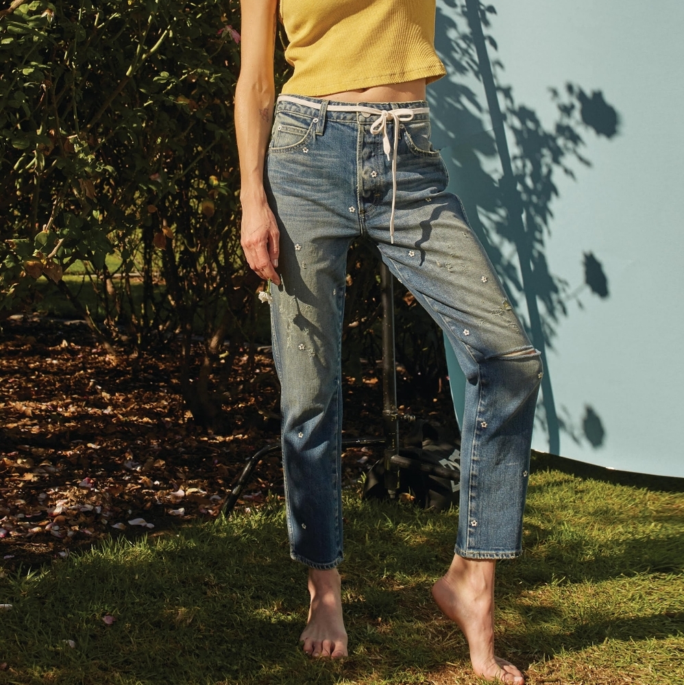 AMO Chloe crop with embroidery jeans size  29